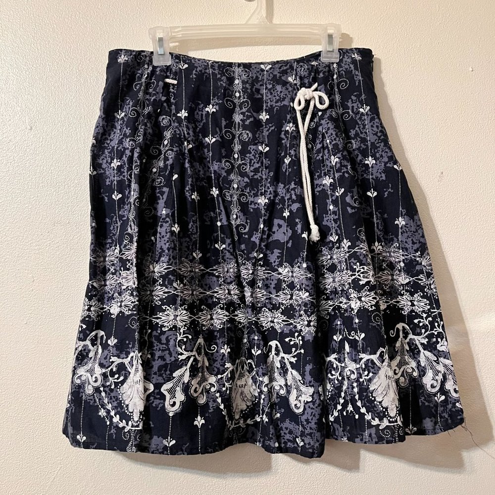 Dockers women's skirt, navy blue with white, with print detail size 10